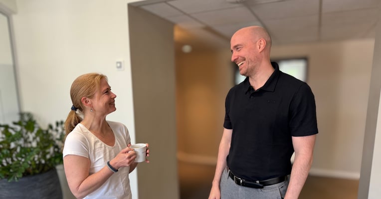 Bilde av tidligere teknologidirektør Ida Helen Fosse Johansen og ny teknologidirektør Roger Hoem-Martinsen i Sikri